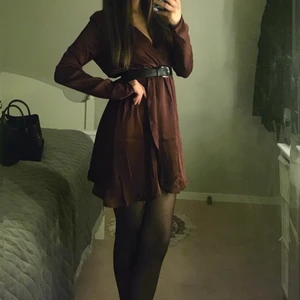 Vinröd klänning från nelly - En vinröd satin klänning, köpt från nelly. Storlek 36, använd endast 2-3 gånger. 