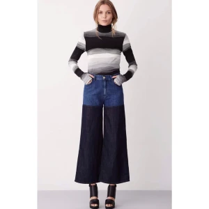 Rodebjer AETA jeans byxor st.2 (34) - RODEBJER AETA mörkblå denim jeans byxor  storlek 25 (passar st.34) Finaste high waist cropped modell. Behöver ett ny hem, nu för små för mig :( I bra skick, inget att anmärka på. Bara lite washed out i färg. Material är bomull och linne, så mjukt och fint tyg. Midja: 68 cm Längd: 90 cm