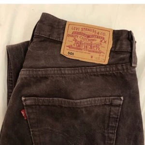 Levis jeans  - Säljer dessa supersnygga bruna jeans från Levis då den tyvärr var för små (köpta här på Plick). Är bara att fråga om fler bilder önskas! Köparen står för frakten. Buda i kommentarerna🤎 högsta bud:900  köp direkt för 1000 kr