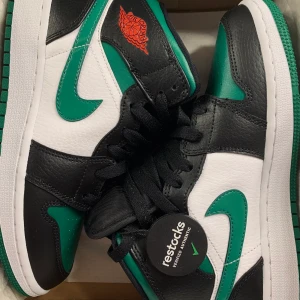 Jordan 1 green toe gs - Intresse koll på mina sprillans nya Jordan 1, green toe gs strl. 36. Äkta såklart!💕 Beställde dem i en storlek som tyvärr blev för liten så jag tänkte kika om någon var intresserad av att köpa dem. 2 900kr