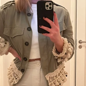 Tunn jacka  - As snygg tunn jacka från Zara, använd ett par gånger men i ett bra skick! 