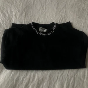 Acne Studios Sweatshirt XS/S - Sweatshirt svart (ej äkta). Aldrig använd, superbra skick. Passar XS/S. Köparen står för frakt