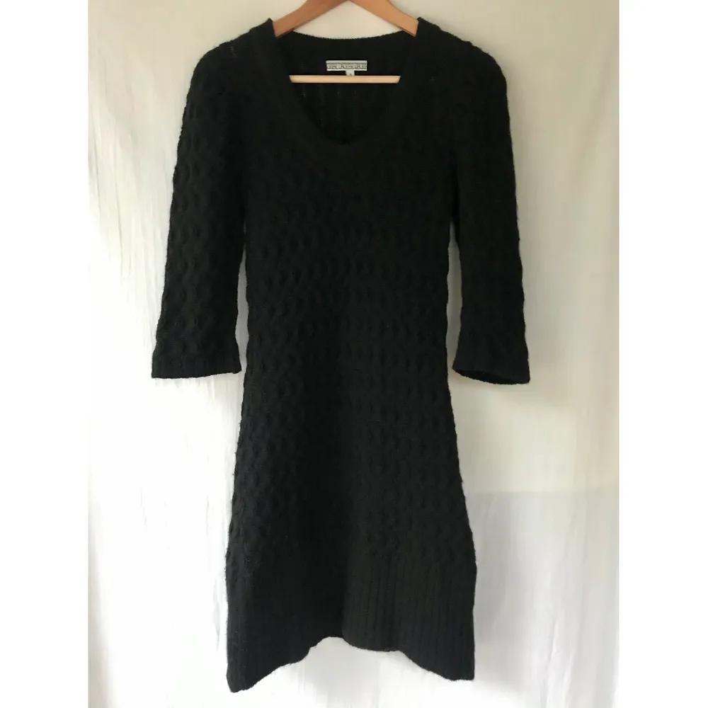 DAGMAR snyggaste svart stickat klänning i alpaca/ull blandning. St.S Ny! ( bara testade en gång) Finaste stickad forma och så fint på! 3/4 ärmar. Klänningar.