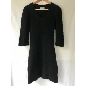 DAGMAR svart stickat klänning St.S - DAGMAR snyggaste svart stickat klänning i alpaca/ull blandning. St.S Ny! ( bara testade en gång) Finaste stickad forma och så fint på! 3/4 ärmar