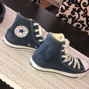 Mörkblåa converse - Storlek 37.5! Passar mig som har 38. Skicket är använt men de är fortfarande fina och passar till så mycket! LÅNAD BILD!