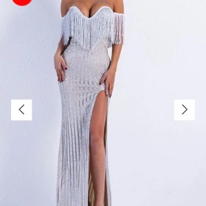 Festklänning - Säljer min fina festklänning jag använt 1 kväll. Den är i storlek S men är däremot väldigt stretchig i materialet. Klänningen är köpt för 2000 kr. 