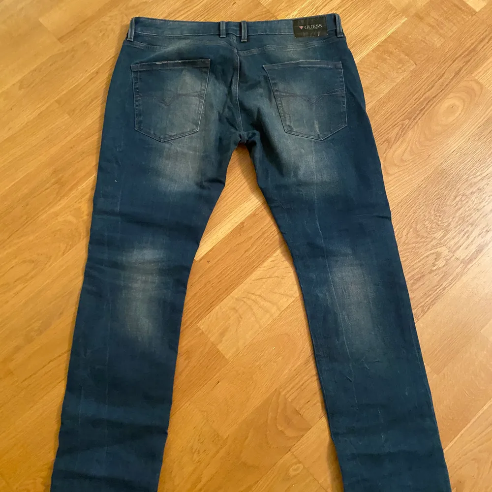 Trendiga och fina märkes jeans.                                                 Storlek - W36 L32, slim jeans.                                                   Originalpris - 1,600kr . Jeans & Byxor.
