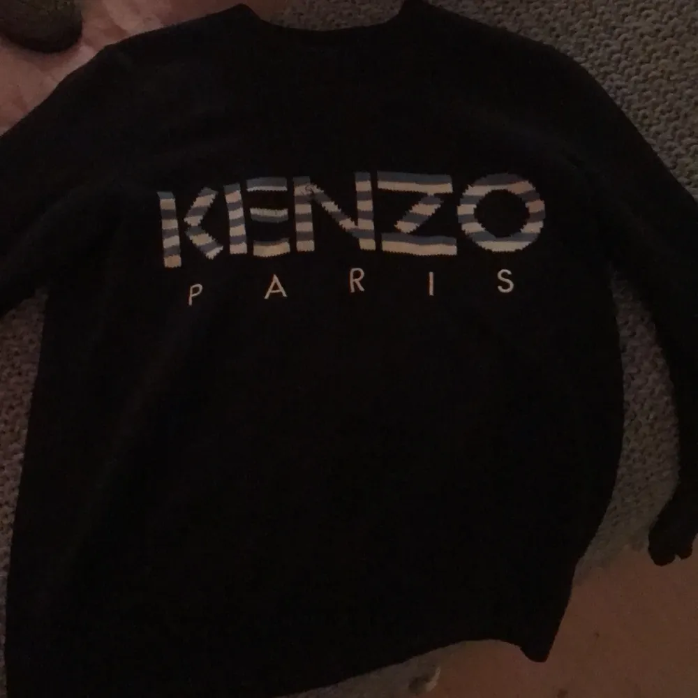 Skitsnygg kenzo tröja som har använts några gånger. Skriv privat för intresse eller mer bilder! Nypris ca 2500kr, pris kan diskuteras!💕💕. Tröjor & Koftor.
