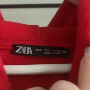 Zara hoodie - Säljer en röd superfin hoodie från Zara i strl S som tyvärr har blivit för liten för mig, skulle vilja säga att modellen på hoodien är lite croppad nertill. Pris kan diskuteras, annonsen ligger ute på flera sidor💕💕 betalning sker via swish