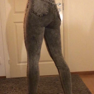 Zara jeans - Ett par jeans från zara i storlek 38. Stretchiga och med ”pushup” på rumpan. (hur stretchen i byxorna går). Högmidjade och superfina men kommer tyvärr inte till användning längre. Jag på bilden är 1,72. Nypris: 399kr