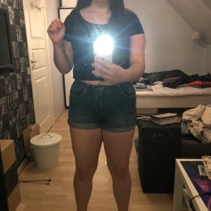 Jeansshorts - Supersnygga jeansshorts från H&M, använda endast 1 sommar så dom är i fint skick. Storlek 38 men passar mig som oftast har 40/42! Köparen står för frakten OBS finns billigare frakt men paketet är isåfall inte spårbart!