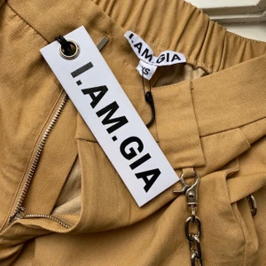 I AM GIA Cobain Pants - Helt oanvända byxor från I Am Gia i storlek XS säljes. De har synts på bl.a. Bella Hadid, Romee Strijd, Emily Ratajkowski och Madison Beer och är helt oanvända med lappen kvar.