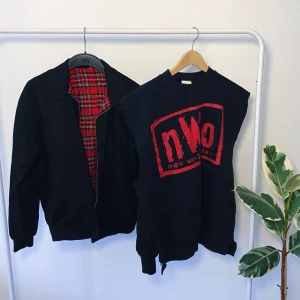 Tröja + Jacka PAKET - 150kr tillsammans. Jackan saknar dragkedja. M/L  Rekommenderas tillsammans med kilten (se sista bild) finns bland mina annonser!