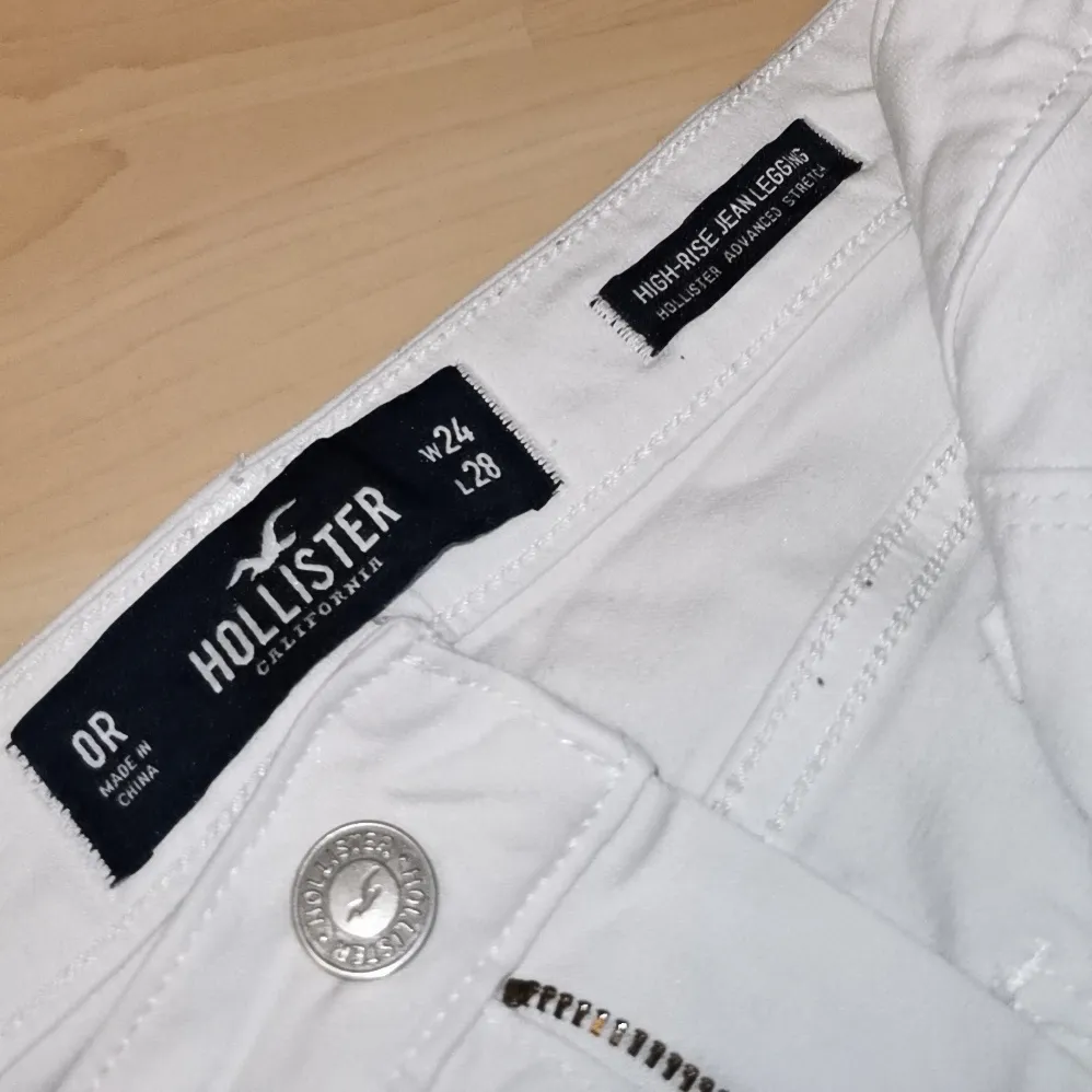 Superbra skick, köpta på hollister, säljer för att de inte passar och inte används längre. Bud från 250kr, ökar med 25kr❤️. Jeans & Byxor.