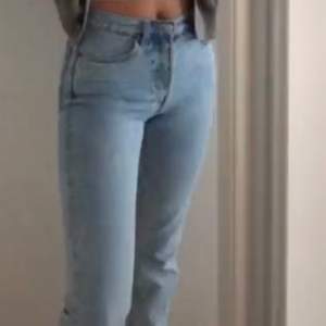  ”mom jeans”-modell från ginatricot. Hög midja Dold gylf Femficksmodell Raka ben Avslappnad passform.