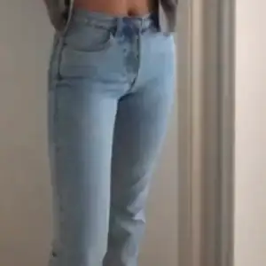  ”mom jeans”-modell från ginatricot. Hög midja Dold gylf Femficksmodell Raka ben Avslappnad passform.