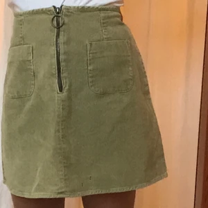 manchester kjol - Grön vintage manchesterkjol med dragkedja. Går inte att spänna in som man ser på bilden<3.  60-tals stil. Frakt=48 kr:))