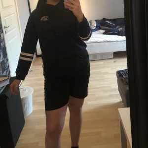 Hoodie - Säljer denna hoodie som inte kommer till användning längre. Är väl använd men fortfarande i bra skick! Köparen står för frakten OBS finns billigare frakt men paketet är isåfall inte spårbart!