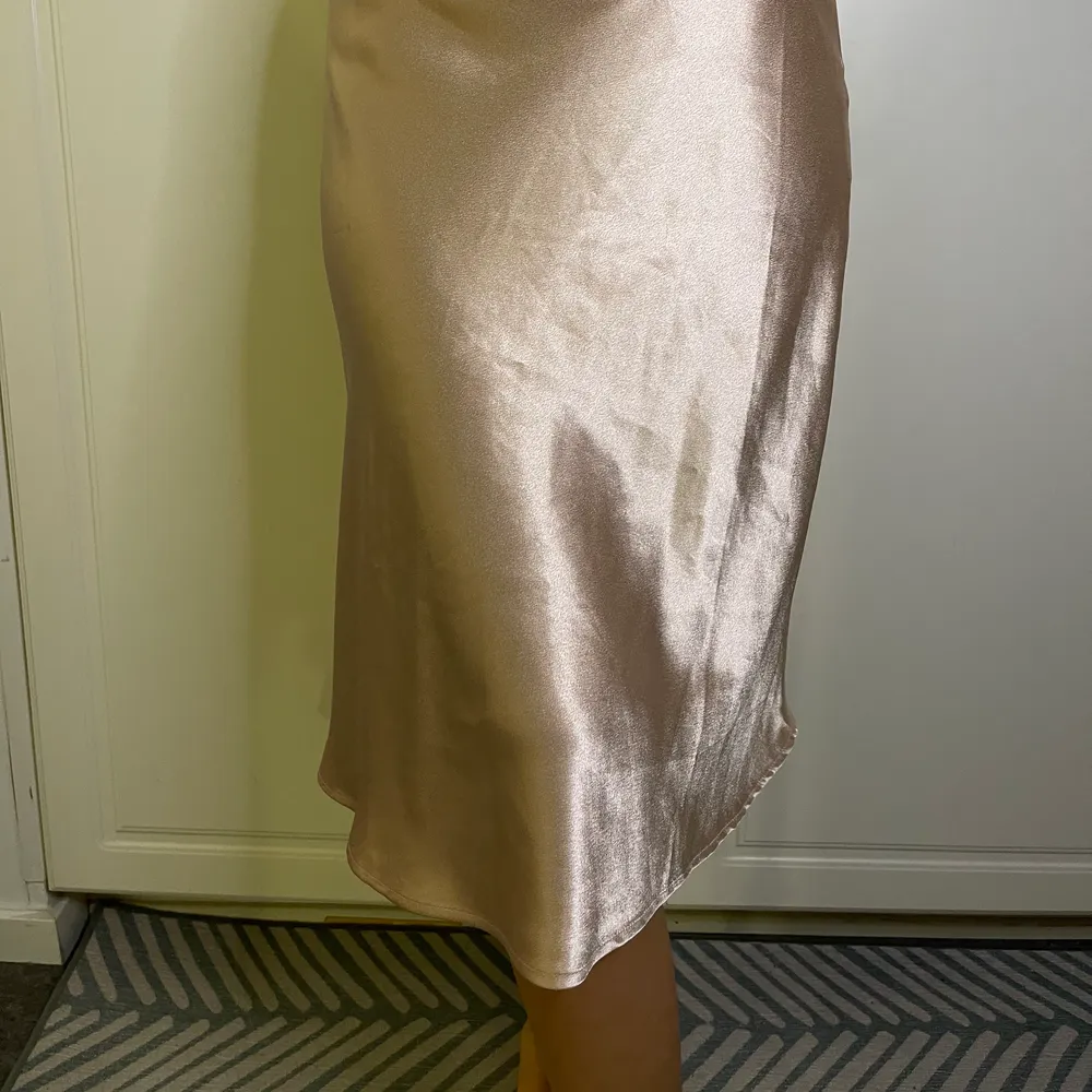 En superfin champagne/ljusrosa satin kjol i storlek XS från missay! Den slutar strax under knäna! 170kr+frakt;). Kjolar.