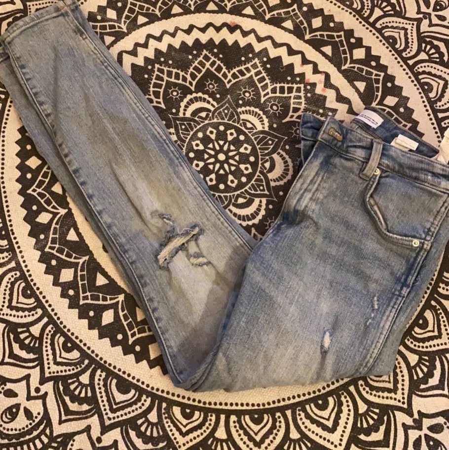 Jättefina jeans med hål i från Zara! Skriv privat för bilder på💗💗. Jeans & Byxor.
