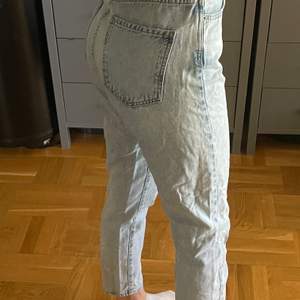 Jätte snygga jeans i nyskick från Gina 🥳 säljer pga att jag har 2 par. Jätte skön passform och ett par säkra byxor som funkar i alla lägen 😜