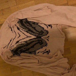 One size  - En jätte fin stickad cardigan med ett tryck av en fjäril. Använd en gång. Köparen står för frakt.