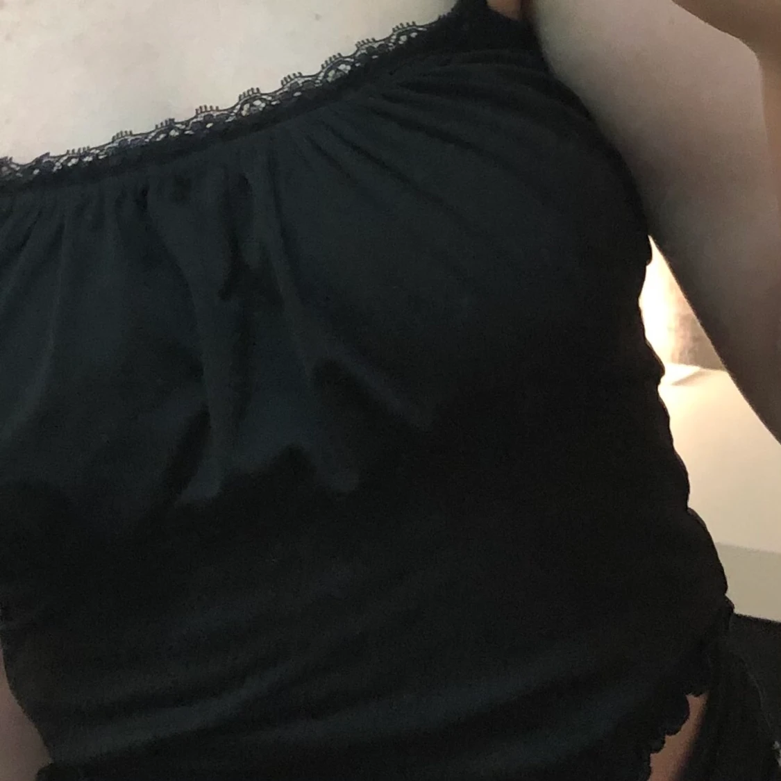 Svart ruffle topp - 90