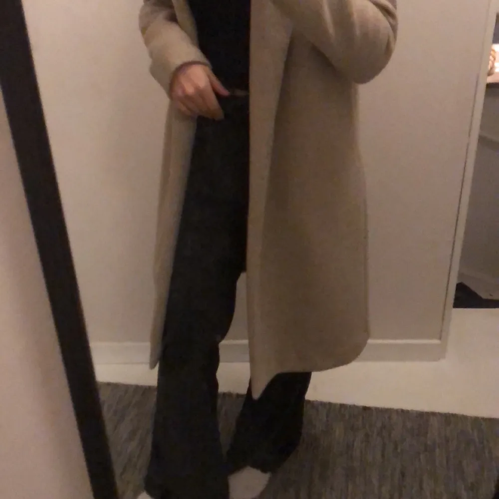 En beige kappa från Zara, går ungefär till knävecken på mig som är runt 162 cm. 🤎🤎. Övrigt.