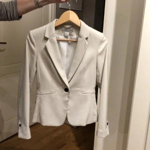 Beige Kavaj - Skitsnygg kavaj från h&m, frakt ingår i priset