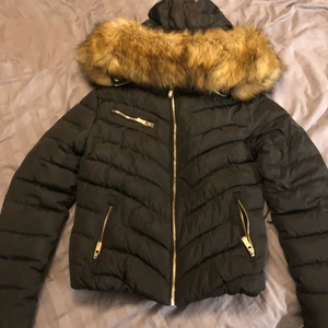 Rocobaroco - Oanvänd vinterjacka från rocobaroco, storlek 40 men mer som 38 tycker jag. Slutar strax över rumpan