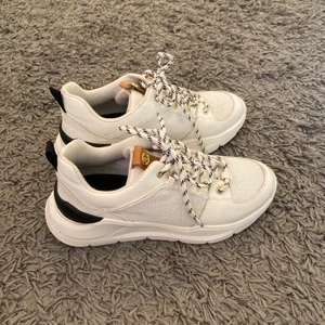 Sneakers  - Använd två gånger, dom är fortfarande helt vita och fina!