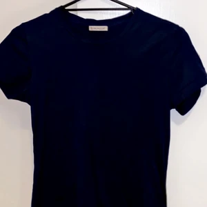 Moncler tshirt Girocollo - Äkta Marinblå storlek XS Fick i present i Augusti inget kvitto inga prislappar , mycket fint skick kommer ej till användning.  Finns på wakakuu nypris 1799:- 