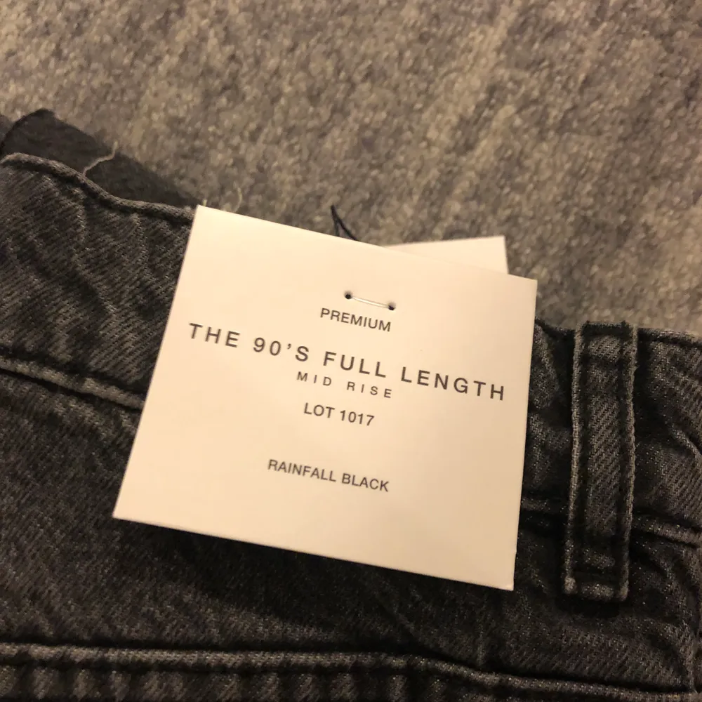 Säljer mina populära jeans från zara i storlek 34. Helt nya med alla papper kvar. Säljer de för att de är för små för mig. Kan frakta och priset kan diskuteras. Kan tänka mig och byta mot likadana jeans i storlek 36! . Jeans & Byxor.