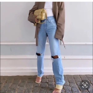 Gina jeans med hål - Säljer nu mina fina jeans med hål från gina! De är den populära modellen! Frakt står köparen för 💕