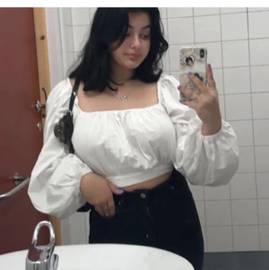 Vit Blus från Nakd💓💓 - En jättefin blus från Nakd som jag köpte här på plick som tyvärr är för stor för mig som är liten på överdelen;(💓  Perfekt för middag, fest eller till och med studenten! Frakt tillkommer annars kan jag träffas i Örebro:) Bild lånad från tidigare säljare men jag kan skicka fler bilder privat<3