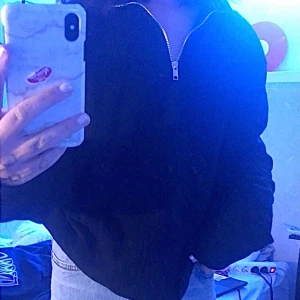 half zip sweatshirt  - En svart vintage half zip sweatshirt som är i ny skick. Extrem fin och en favorit men tyvärr aldrig kommit till användning. Den är lite overzised men perfekt till en allt från strl Xs-M!  Frakten ingår i priset🤎✨