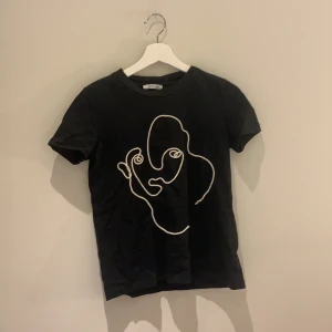 Zara tröja - Tröjan har ingen skada över huvud taget. Använd tre ggn. Säljer för att den är förliten. 