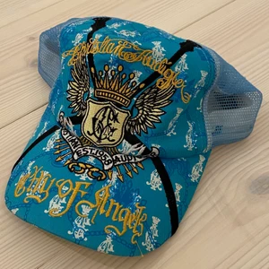 Christian Audigier keps - Skit snygg Christian Audigier keps (Ed Hardy & Von dutch’s designer) One size. Ljusblå med guldiga detaljer, har även text under skärmen. Bra skick! Gratis spårbar frakt ingår i priset!!