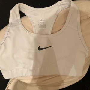 Nike sportbh - En sport-bh från Nike i strl xs. Fint skick säljs för 100 kr, frakt inkluderat i priset 