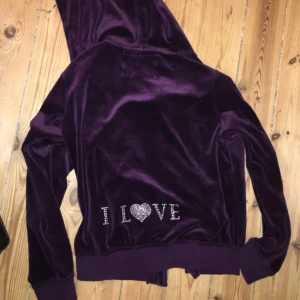 Sammet hoodie - Söt hoodie i sammet. På ryggen står det ”I L❤️VE” vilket är jätte gulligt!
