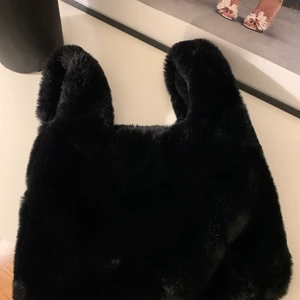 Väska - Älskar denna väskan från Nelly! Den är så mjuk och snygg. Bra kvalitet💛 skadas inte ens av regnet och ALLT får plats där i❕❕❕ köparen står för frakten