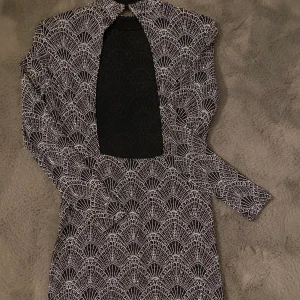 Nyårsklänning  - Den perfekta nyårsklänningen med öppning i ryggen. Passar både XS och S.🖤🤍