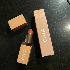 Caia läppstift  - Säljer detta läppstiftet från Caia Cosmetics i färgen ”Lyric Lips” då det tyvärr inte var en färg som passade på mig.💕 Testad en gång bara så den är som ny✨ orginalpris: 195kr