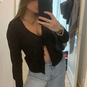 Festtopp  - En snygg festtopp som går att knyta men även som går att ha uppknäppt som en kofta!!  Skit snygg och passar till mycket. Smutsig spegel inte tröja😄
