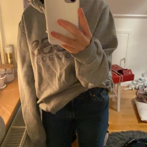En grå Hugo Boss Huddie . - I stort sätt oanvänd Hugo Boss Huddie som passar alla. Hör gärna av dig om du är intresserad , betalning sker via swish .
