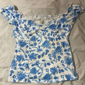 Sommartopp - Jättegullig topp som jag säljer för att den inte är min stil längre💓 köpt på Nelly i somras och är knappt använd:)