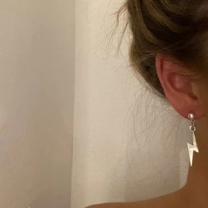Örhängen, smycken  - W06. Jättefina örhängen i silver med blixtrar. Glöm inte att 10% av vinsten går oavkortat till organisationen kvinna till kvinna. 