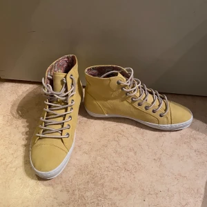 Skor - Gula skor storlek 38