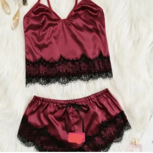 Supersöt satinpyjamas  - Jättefin pyjamas i nyskick köpt på plick, men var tyvärr för stor för mig som brukar ha S. Bild lånad från förra säljaren. Frakt ingår i priset!