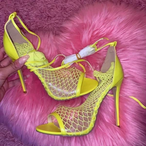 Neon gula klackar Fishnet, strl 38 - 🌸 oanvända klackar från Public Desire 🎀 Storlek 38 💖 helt oanvända, skydd/förpackning kvar och kommer med. 🛍 hämtas i Nacka eller mötas i närheten/ eller postnord 👍🏽